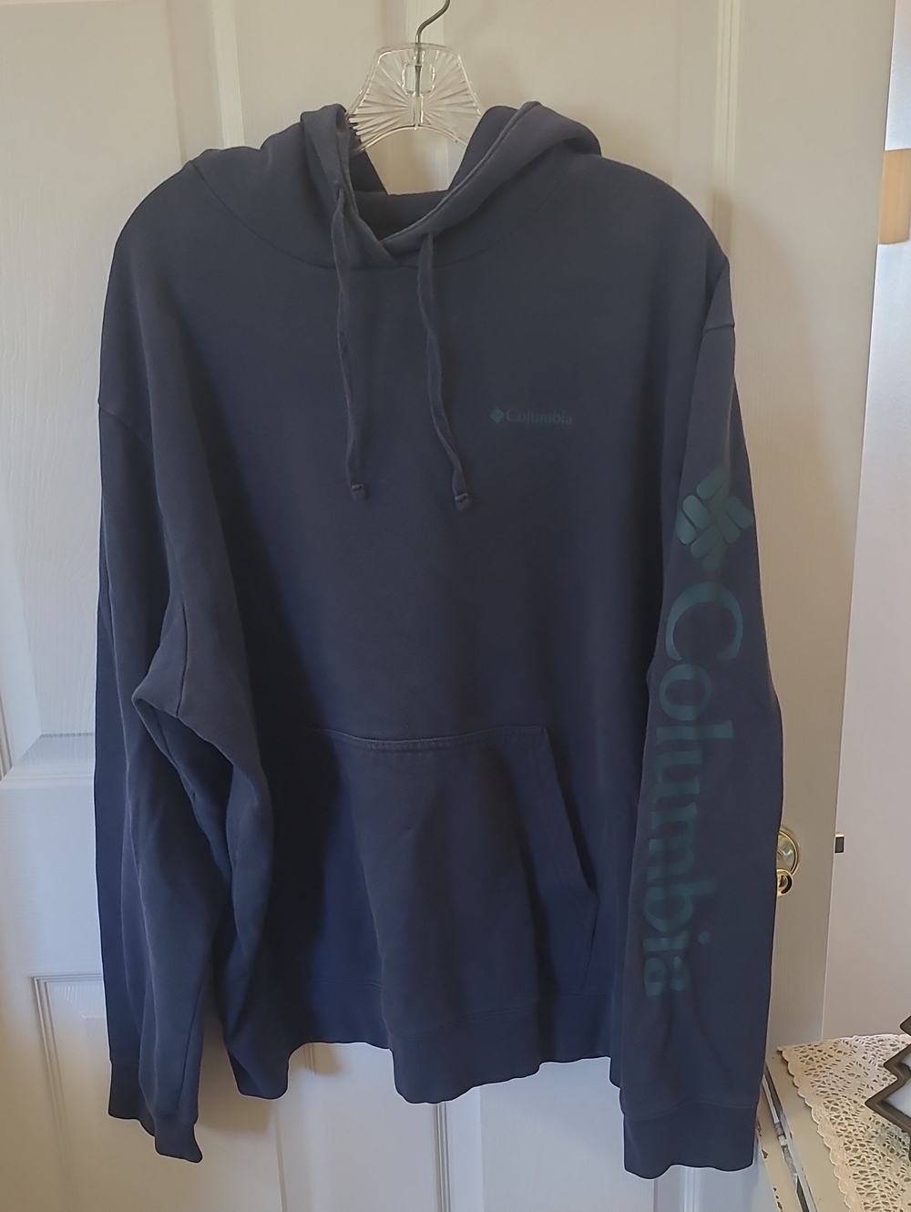 Columbia Size XL Dark Navy Pullover Hoodie with Sleeve Logo. BIN 8